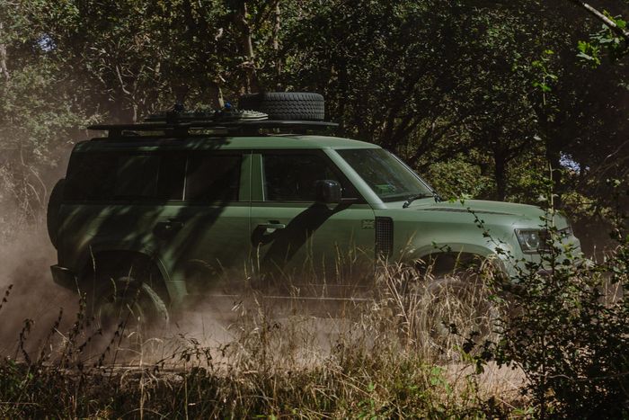 Tại thời điểm ra mắt, mẫu xe này có các biến thể gồm Tactical Mobility Vehicle (xe cơ động chiến thuật), General Mobility Vehicle (xe cơ động đa dụng), Utility Vehicle (xe đa dụng) và Ambulance (xe cứu thương).