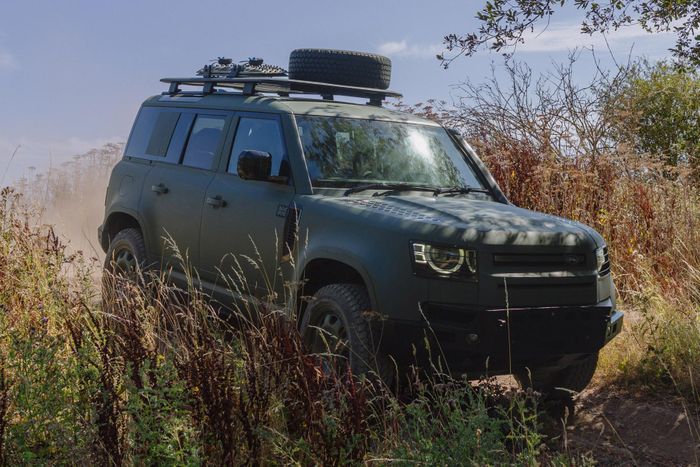 Là mẫu SUV địa hình biểu tượng đến từ Anh Quốc, Land Rover Defender vừa được bổ sung phiên bản quân sự với tên gọi Defender Wolf Series II. Chiếc xe có thể được xem là "người kế nhiệm" cho mẫu xe quân sự nổi tiếng Land Rover Wolf, vốn ra mắt từ năm 1994.