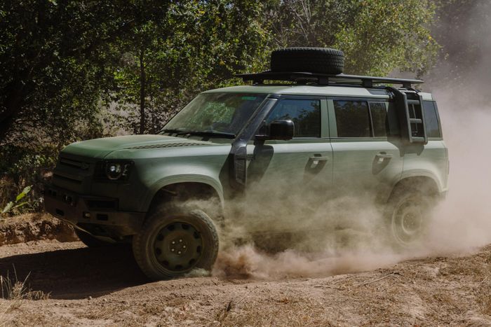 Land Rover Defender Wolf Series II được thiết kế dựa trên nền tảng D7x với kết cấu monocoque. Toàn bộ quy trình phát triển kỹ thuật đều do Land Rover kiểm soát, không phụ thuộc OEM bên thứ ba nhằm đảm bảo bí mật quân sự.