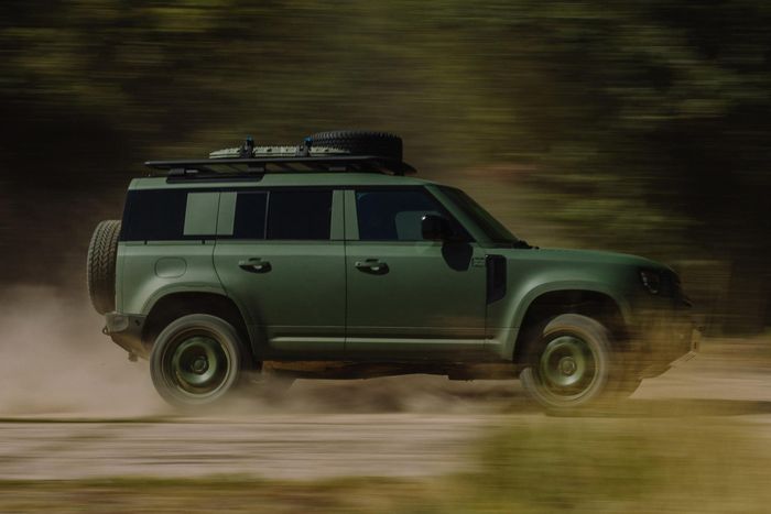 Trong quá trình phát triển, mẫu SUV này trải qua hơn 62.000 bài kiểm thử để hoàn tất phê duyệt kỹ thuật. Khung gầm và cấu trúc thân xe được thiết kế để đáp ứng bài kiểm tra khắc nghiệt Extreme Event Test của Jaguar Land Rover.