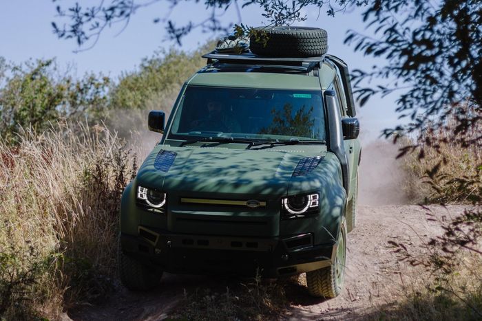 Hãng xe cũng lập ra bộ phận Defender Defence Division, vốn chuyên sản xuất các phương tiện sử dụng cho nhiệm vụ an ninh, đồng thời hướng tới tham gia gói thầu Light Mobility Vehicle của Bộ Quốc Phòng Anh.