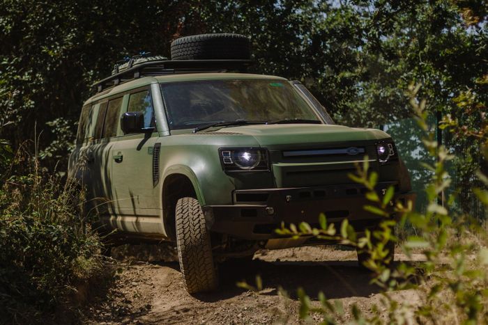 Cấu hình vận hành của Land Rover Defender Wolf Series II vẫn chưa được tiết lộ. Hiện tại, mẫu xe nền tảng Defender 110 được trang bị nhiều cấu hình khác nhau như MHEV hay PHEV, đi kèm với các động cơ 4 xy-lanh, 6 xy-lanh và V8.