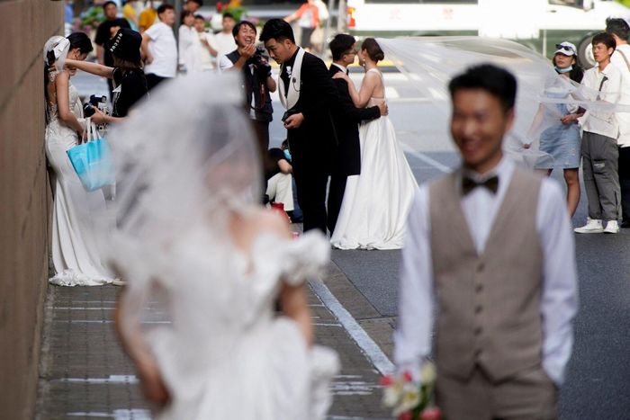 Nhiều người trẻ Trung Quốc ngại ngần kết hôn vì áp lực tài chính, nuôi con. Ảnh: Reuters.