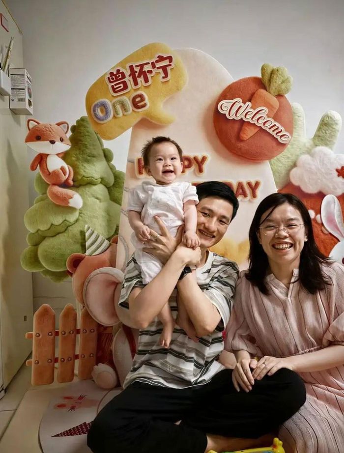 Nhà sáng lập ứng dụng Liangpei Zeng Xinxun và vợ con. Anh và vợ đến với nhau khi cùng viết một hồ sơ hẹn hò dài trên mạng. Ảnh: Zeng Xinxun.