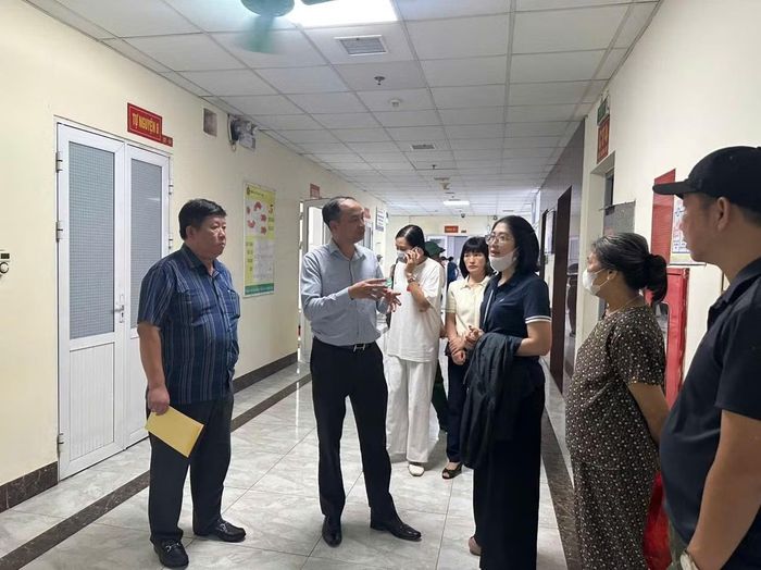  Lãnh đạo phường thăm hỏi, động viên gia đình các nạn nhân. 