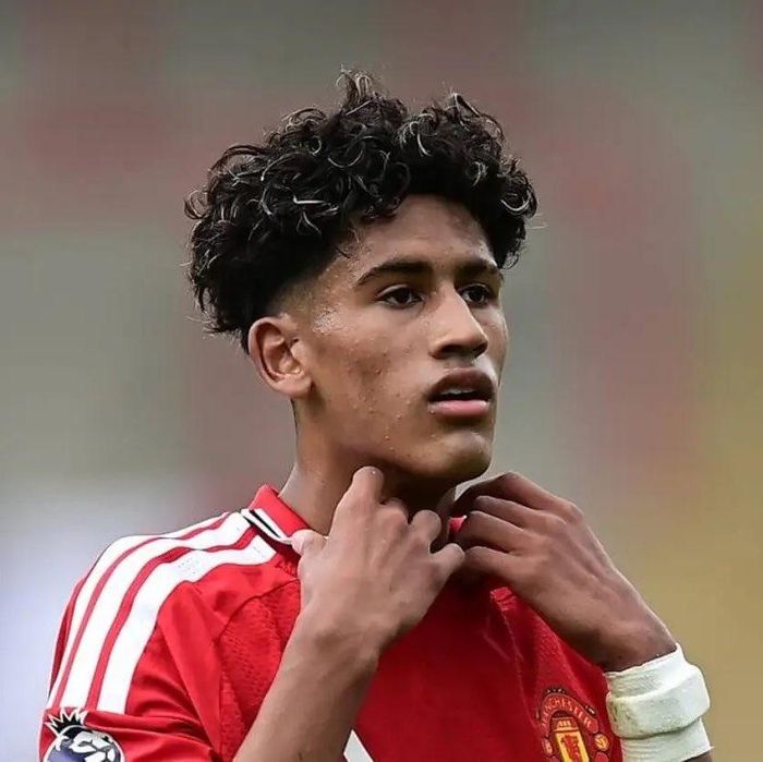  Gabriel thường xuyên tập cùng đội một, thi đấu vượt tuổi và từng gặp Sir Alex Ferguson trong quá trình MU xây dựng lộ trình phát triển cho anh. 