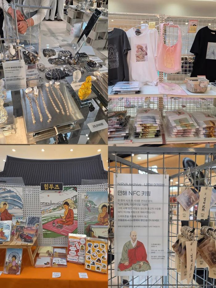  Các sản phẩm được bày bán tại các cửa hàng ở trung tâm thương mại Lotte Mall bao gồm phụ kiện, áo phông, túi xách, móc khóa, nhãn dán và thiệp mang chủ đề liên quan đến Phật giáo thu hút nhiều người trẻ Hàn Quốc. Ảnh: JoongAng Daily. 