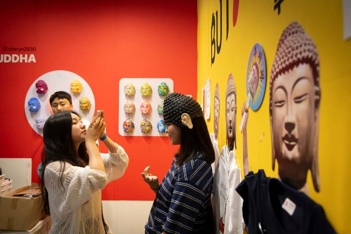  Người trẻ Hàn Quốc trải nghiệm tại các gian hàng có yếu tố văn hóa, tâm linh. Ảnh: New York Times. 