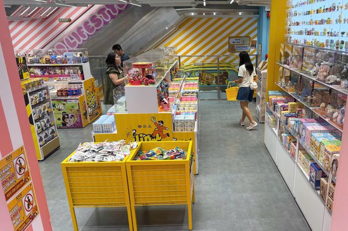 Khách hàng mua sắm tại cửa hàng flagship KKV ở TP.HCM. Ảnh: Anh Nguyễn.