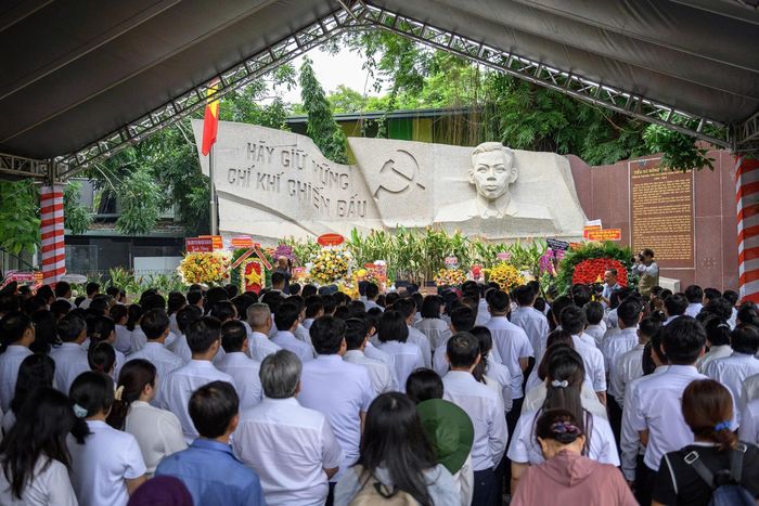 Trong 3 tháng lực lượng chức năng triển khai tìm kiếm hài cốt liệt sĩ, Công viên Lê Thị Riêng ghi nhận nhiều đoàn đến dâng hương, dâng hoa tưởng niệm. Ảnh: Hoài Bảo.