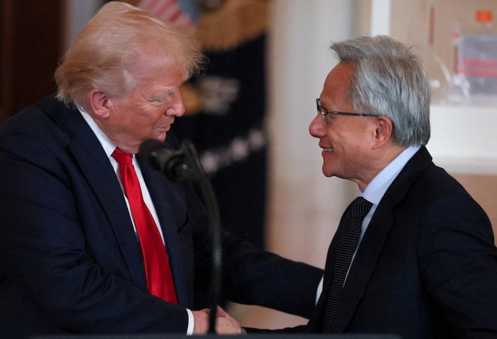  Tổng thống Mỹ Donald Trump và CEO Nvidia đều ủng hộ quan điểm không nên làm chậm nghiên cứu AI. Ảnh: Reuters. 