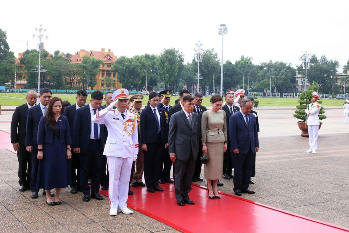 Trong khuôn khổ chuyến thăm cấp Nhà nước tới Việt Nam ngày 14-16/9, Nhà vua Thái Lan Maha Vajiralongkorn Phra Vajiraklaochaoyuhua và Hoàng hậu Suthida Bajrasudhabimalalakshana sáng 16/9 đến đặt vòng hoa và vào Lăng viếng Chủ tịch Hồ Chí Minh.