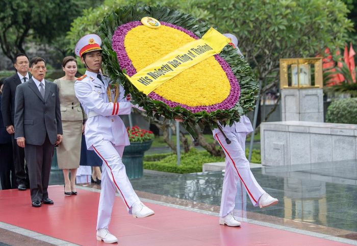 Nhà vua Thái Lan Maha Vajiralongkorn Phra Vajiraklaochaoyuhua và Hoàng hậu Suthida Bajrasudhabimalalakshana đến đặt vòng hoa tại Đài tưởng niệm các Anh hùng liệt sĩ trên đường Bắc Sơn (Hà Nội).
