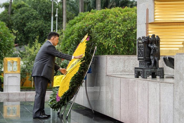 Nhà vua Thái Lan Maha Vajiralongkorn Phra Vajiraklaochaoyuhua đặt vòng hoa tưởng niệm các Anh hùng liệt sĩ.