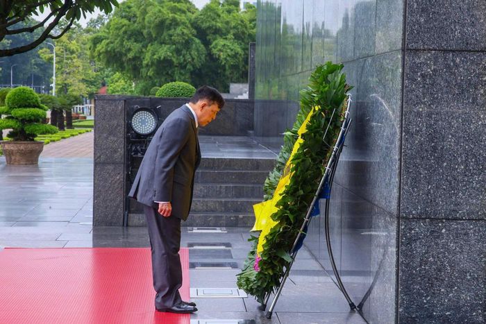 Nhà vua Thái Lan Maha Vajiralongkorn Phra Vajiraklaochaoyuhua đặt vòng hoa tưởng niệm Chủ tịch Hồ Chí Minh.