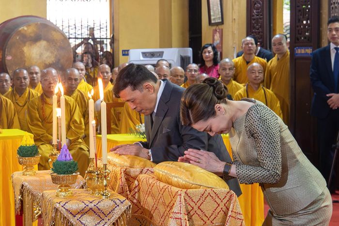 Hoàng gia Thái Lan từ lâu duy trì sự gắn bó với Phật giáo, qua đó góp phần bảo tồn và phát triển các giá trị văn hóa truyền thống. Mối liên hệ này cũng được thể hiện qua việc Hoàng gia Thái Lan bảo trợ hơn 20 ngôi chùa Việt Nam tại Thái Lan, trở thành một trong những cầu nối văn hóa giữa cộng đồng hai nước.