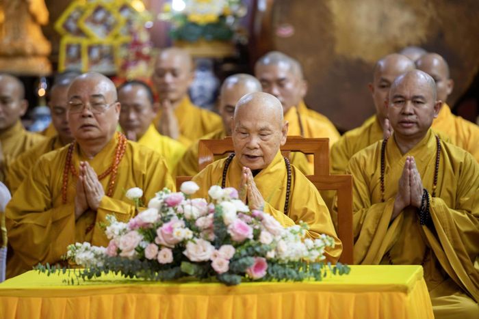 Nhà vua Thái Lan Maha Vajiralongkorn Phra Vajiraklaochaoyuhua và Hoàng hậu Suthida Bajrasudhabimalalakshana dự lễ cầu an tại chùa Quán Sứ. Ảnh: TTXVN.