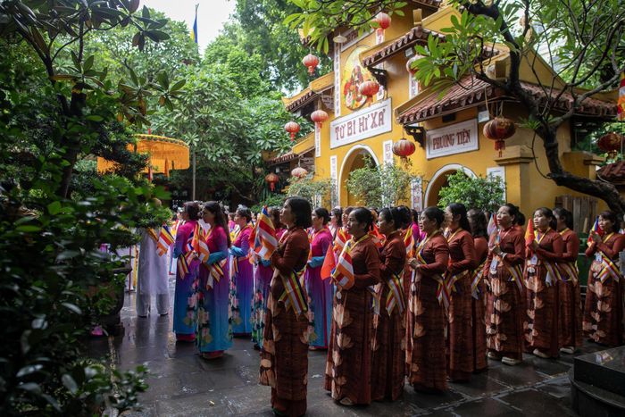Khung cảnh bên ngoài chùa Quán Sứ - Trụ sở Trung ương Giáo hội Phật giáo Việt Nam.