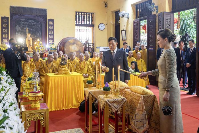 Nhà vua Thái Lan Maha Vajiralongkorn Phra Vajiraklaochaoyuhua và Hoàng hậu Suthida Bajrasudhabimalalakshana thực hiện nghi lễ thắp nến cầu an tại chùa Quán Sứ.