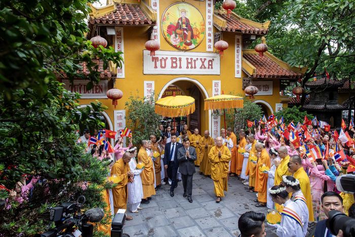 Sáng 16/9, Trưởng lão Hòa thượng Thích Thanh Nhiễu, trụ trì chùa Quán Sứ cùng các chư tôn đức tăng ni đón Nhà vua Thái Lan Maha Vajiralongkorn Phra Vajiraklaochaoyuhua và Hoàng hậu Suthida Bajrasudhabimalalakshana.