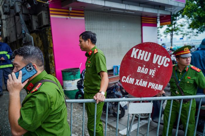  Tại hiện trường sau vụ cháy, lực lượng chức năng túc trực, phong tỏa khu vực để phục vụ công tác khám nghiệm và điều tra nguyên nhân vụ việc. 