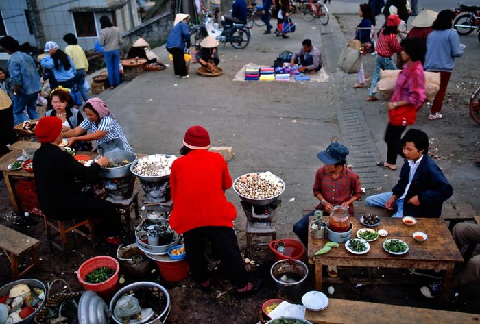Cầu thang dẫn xuống chợ Đà Lạt (nay thuộc phường Xuân Hương - Đà Lạt) luôn gắn liền với hình ảnh những hàng quán buôn bán thức ăn. Khung cảnh này không khác nhiều so với hiện tại.