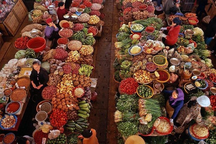 Đà Lạt nổi tiếng với nhiều loại rau củ, trái cây tươi ngon, phân phối khắp các chợ địa phương. Buổi sáng, bên trong chợ Đà Lạt - ngôi chợ sầm uất bậc nhất trung tâm, tiểu thương đã bày sẵn rau củ, thảo mộc, gạo chờ khách đến mua. Những sạp hàng nối tiếp nhau tạo thành các lối đi nhỏ. Hiện ngôi chợ này trở thành nơi mua sắm trái cây sấy đặc sản làm quà được nhiều du khách tin tưởng.