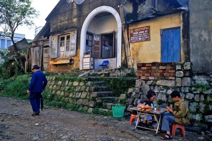 Bên ngoài một trạm đăng ký tạm trú trên đường Tăng Bạt Hổ (nay thuộc phường Xuân Hương - Đà Lạt) được tận dụng từ biệt thự thời Pháp, phía trước là quầy bánh mì xíu mại - món ăn đặc trưng của "xứ sở ngàn hoa". Hiện con đường này tập trung nhiều quán bánh mì xíu mại có tiếng và lâu đời.