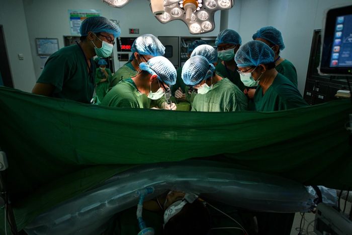 Khi cỗ máy thay tim và phổi, bác sĩ có thể khiến trái tim tạm ngừng đập để phẫu thuật. Kỹ thuật này từng là một cuộc cách mạng của y học. Ảnh minh họa: Duy Hiệu.