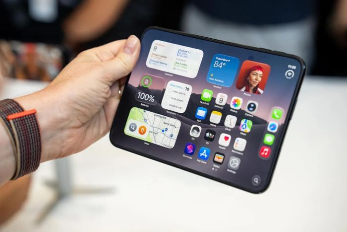  iPhone Duo có thể đảm nhiệm nhiều tác vụ vốn gắn với iPad mini, nhưng mức giá và trải nghiệm sử dụng vẫn khiến hai thiết bị phục vụ những nhóm nhu cầu khác nhau. Ảnh: The Verge. 