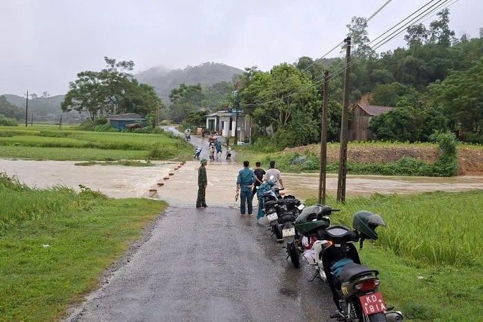 Tại Thanh Hóa, mưa kéo dài gây ngập và sạt lở tại nhiều địa bàn miền núi. Trên Quốc lộ 15C, đoạn qua xã Nhi Sơn, sạt lở tại Km80 khiến giao thông ách tắc hoàn toàn. Khu vực từ Mường Lát đi Pù Nhi, Quan Hóa, Quan Sơn cũng xuất hiện nhiều điểm sạt lở. Dòng lũ chảy xiết khiến nhiều tuyến đường tại xã Tân Thành bị chia cắt. Theo thống kê sơ bộ, địa phương ghi nhận 15 điểm bị ngập, bao gồm 4 ngầm tràn trọng điểm là Bến Nhạ, Hai Sông, Thành Nàng, Thành Sơn. Ảnh: UBND xã Tân Thành.