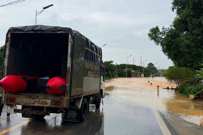 Lực lượng cứu hộ sử dụng phao, phương tiện chuyên dụng để đưa người dân qua các đoạn nước sâu, hỗ trợ vận chuyển đồ đạc và tiếp cận những hộ bị cô lập. Ảnh chụp một đoạn ngập sâu tại xã Đông Hiếu (địa bàn xã Nghĩa Thuận cũ) sáng 16/9. Ảnh: Dũng Nguyễn Quân.