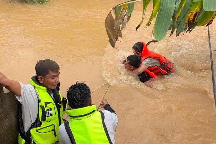 Theo Ban Quản lý bảo trì đường bộ (Sở Xây dựng Nghệ An), trên quốc lộ 48 có 4 điểm ngập sâu, thuộc địa bàn xã Đông Hiếu và Nghĩa Đàn. Mực nước sâu khiến công tác cứu hộ gặp nhiều khó khăn. Anh Nguyễn Quân Dũng, người tham gia đoàn cứu hộ tại xã Đông Hiếu, cho biết toàn đội buộc dùng dây thừng, băng qua các điểm ngập sâu, nước chảy xiết đưa bà con ở vùng trũng đến nơi an toàn. Ảnh: Dũng Nguyễn Quân.