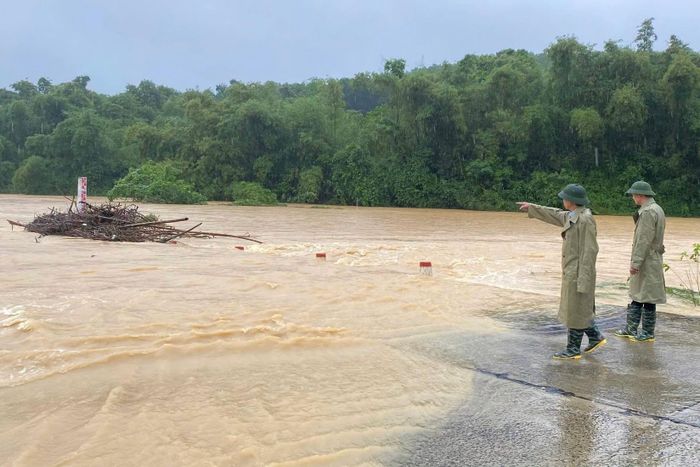 Khu vực tràn Thành Nàng ngày 16/9. Theo Đài Khí tượng Thủy văn tỉnh Thanh Hóa, mực nước nhiều sông đang lên. Trên sông Bưởi, tại trạm Thạch Quảng, mực nước đạt 16,67 m, cao hơn báo động 3 là 0,67 m; tại trạm Kim Tân đạt 11,08 m, trên báo động 2. Cơ quan khí tượng dự báo trong 24 giờ tiếp theo, mực nước trên nhiều sông tiếp tục dâng, một số nơi có khả năng đạt hoặc vượt báo động 3. Ảnh: UBND xã Tân Thành.