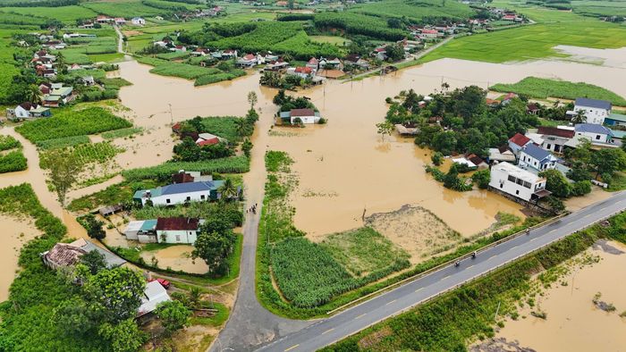  Tại xã miền núi Nghĩa Lộc, mưa lớn từ ngày 15/9 khiến nước dâng nhanh. Một số khu vực tại các xóm Sông Lim, Đồng Lào, Nam Lộc… bị lũ chia cắt, có nơi nước tràn vào nhà dân. Ảnh: Quang Sơn.