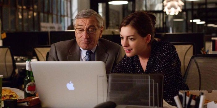  Anne Hathaway (phải) từng thủ vai lãnh đạo doanh nghiệp trong The Intern (2015). Ảnh: Warner Bros. Pictures. 