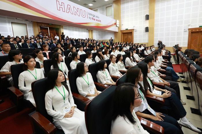 Đông đảo giảng viên và sinh viên đã có mặt tại hội trường lớn, chào đón Nhà vua và Hoàng hậu Thái Lan tới thăm. Trung tâm Văn hóa Thái Lan hiện hợp tác với nhiều trường đại học của Thái Lan, đồng thời thường xuyên tiếp nhận giáo viên tình nguyện và sinh viên thực tập từ các cơ sở giáo dục nước này.