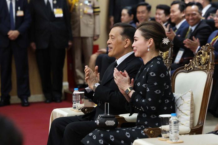 Nhà vua Thái Lan và Hoàng hậu nghe giới thiệu về Trung tâm Văn hóa Thái Lan và Trường Đại học Hà Nội.