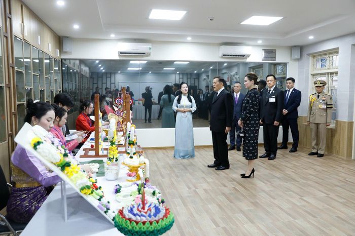 Nhà vua và Hoàng hậu xem các sản phẩm truyền thống Thái Lan do sinh viên thực hiện. Trường Đại học Hà Nội hiện duy trì quan hệ hợp tác với gần 20 cơ sở giáo dục đại học của Thái Lan, trong đó có Đại học Chulalongkorn, Đại học Assumption và Đại học Mahasarakham. Các chương trình tập trung vào trao đổi giảng viên, sinh viên, đào tạo ngắn hạn, thực tập và trải nghiệm văn hóa.