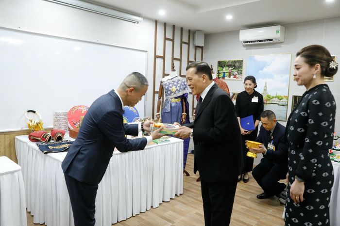 Nhân dịp này, Nhà vua và Hoàng hậu trao tặng tài liệu, phương tiện giảng dạy cho Trung tâm Ngôn ngữ và Văn hóa Thái Lan. Hiện hơn 500 sinh viên Thái Lan và hơn 300 học viên Học viện Ngoại giao Devawongse Varopakarn đã đến Trường Đại học Hà Nội để học tập, thực tập và trải nghiệm văn hóa Việt Nam.