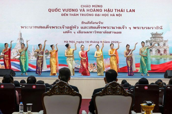 Các sinh viên Việt Nam mang đến tiết mục đậm nét văn hóa Thái Lan, kết hợp những động tác múa mềm mại với âm nhạc truyền thống, tạo nên không gian giao lưu văn hóa giàu bản sắc.