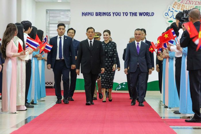 Chiều 16/9, Nhà vua Thái Lan Maha Vajiralongkorn và Hoàng hậu Suthida tới thăm Trung tâm Văn hóa Thái Lan thuộc Trường Đại học Hà Nội, trong khuôn khổ chuyến thăm cấp Nhà nước tới Việt Nam. Phát biểu chào mừng, PGS.TS Nguyễn Văn Trào, Hiệu trưởng Trường Đại học Hà Nội, bày tỏ vinh dự được đón Nhà vua và Hoàng hậu, đồng thời cho rằng chuyến thăm là nguồn động viên đối với đội ngũ giảng viên, cán bộ và sinh viên đang giảng dạy, công tác, học tập tại trường.