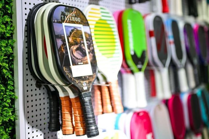  Vợt pickleball được trưng bày tại một xưởng sản xuất dụng cụ thể thao huyện Lâm Hải, Thai Châu, Chiết Giang (Trung Quốc). Ảnh: Tân Hoa Xã. 