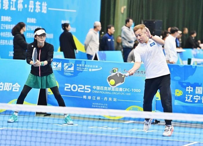  Pickball trở nên phổ biến vì phù hợp với nhiều lứa tuổi. Ảnh: Tân Hoa Xã. 