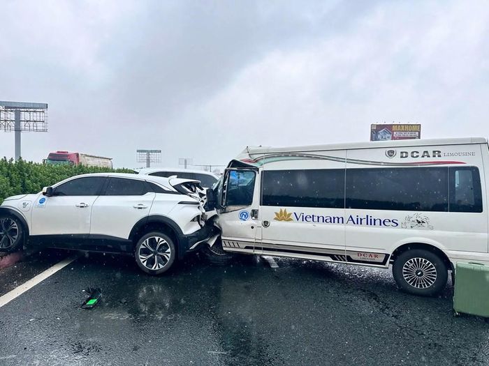 Vụ xe Lexus chèn ép, lạng lách và dừng trên cao tốc Pháp Vân - Cầu Giẽ gây ra tai nạn gíao thông. Ảnh: Cục CSGT