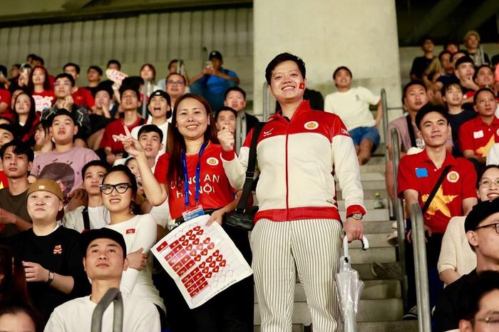 Chủ tịch Hội Người Việt Nam vùng Kansai Lê Thương cùng các cổ động viên có mặt tại khán đài tiếp sức cho Câu lạc bộ Công an Hà Nội (CAHN) trong trận gặp Gamba Osaka
