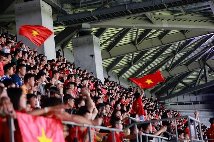 Trên khán đài, hàng nghìn cổ động viên người Việt Nam tại Nhật Bản tiếp sức cho Câu lạc bộ CAHN trong trận đấu đầu tiên tại AFC Champions League Elite 2026/2027 gặp Gamba Osaka