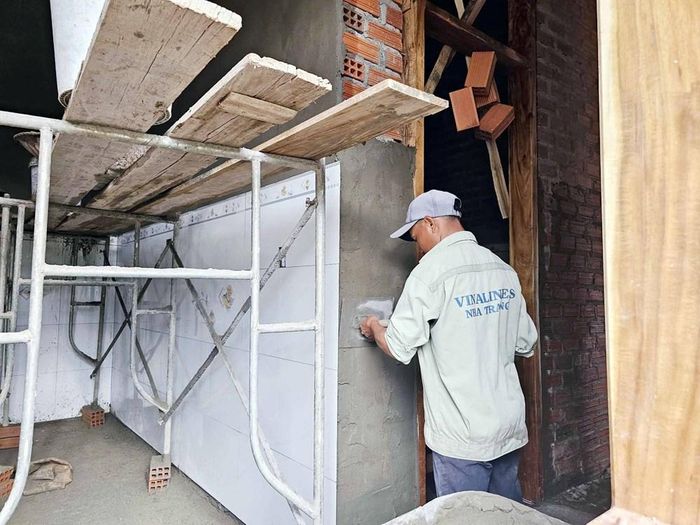 Thợ xây tất bật thi công để người dân nhanh chóng về nhà mới trước mùa mưa bão