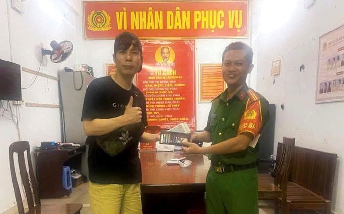 Công an phường An Hải bàn giao lại toàn bộ tài sản, giấy tờ cho ông Kim Young Su