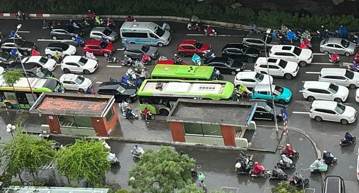 Nhiều xe máy đi trên vỉa hè để thoát điểm tắc